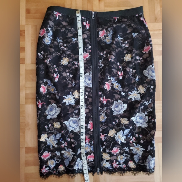 BCBG lace embroidery skirt size M - Picture 2 of 4